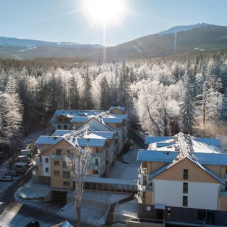 Bezowy Sun Seasons 24 W Szklarskiej Porebie Z Wanna By Renters Apartment Schreiberhau